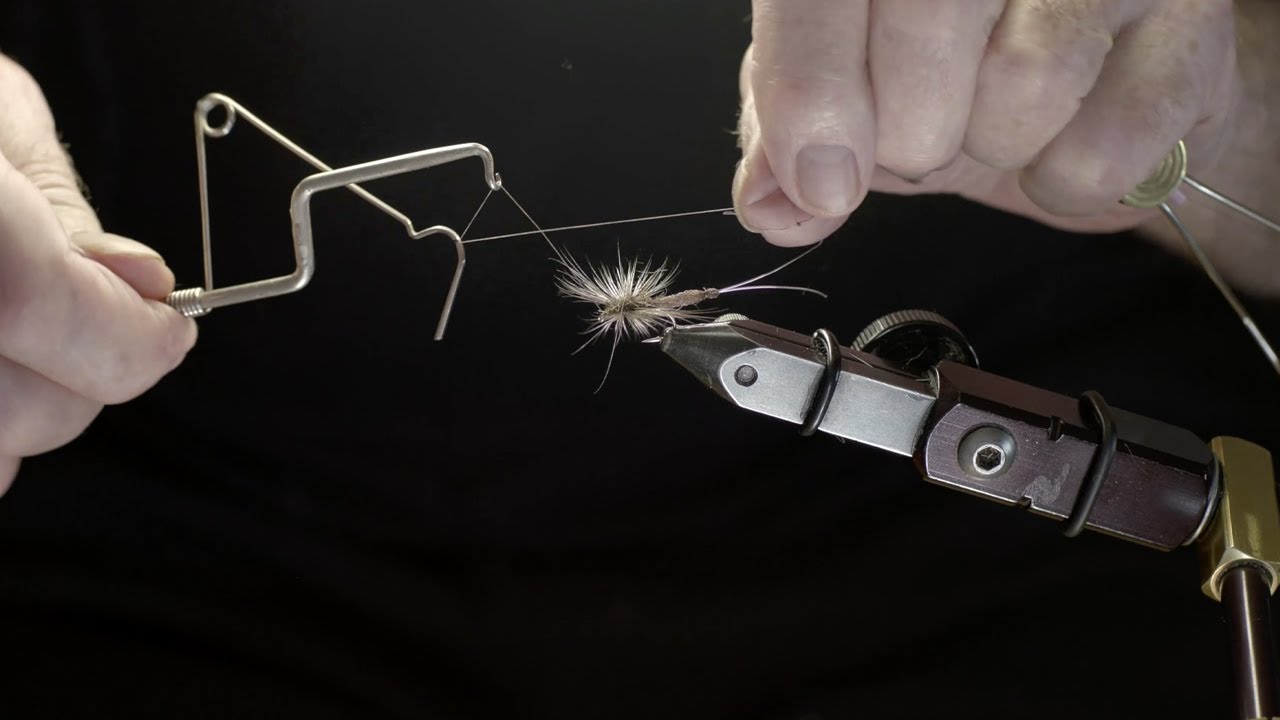 Lennart de Wall binder flugan Rocken och berättar om kläckningen.