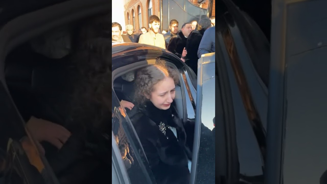 семья провожает невесту из дома. вся семья рыдает.  особенно братья и отец 😭