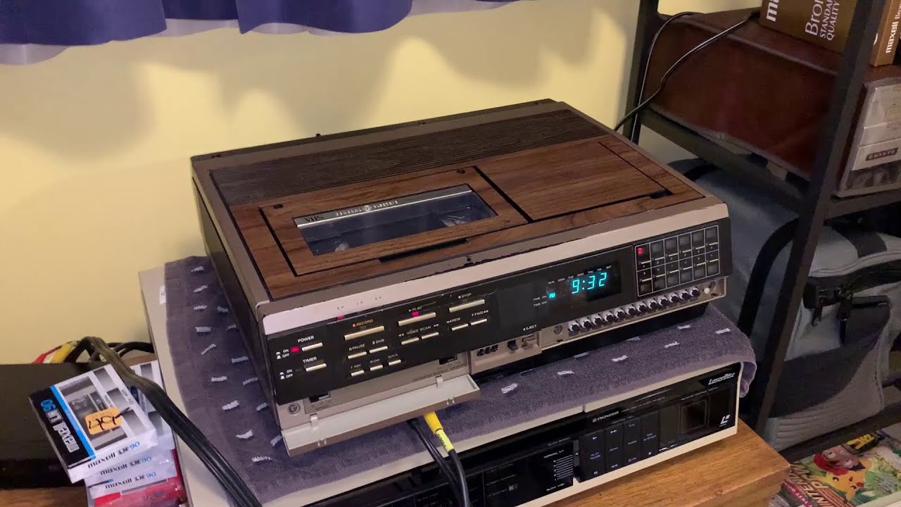 Видеомагнитофон General Electric модели 1VCR1012W VHS 1982 года