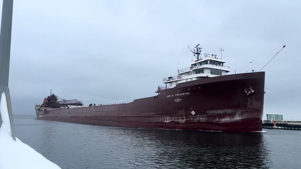 Ending the Season: LEE A. TREGURTHA's Final Captain's Salute 📢 To Duluth Lift Bridge For Layup