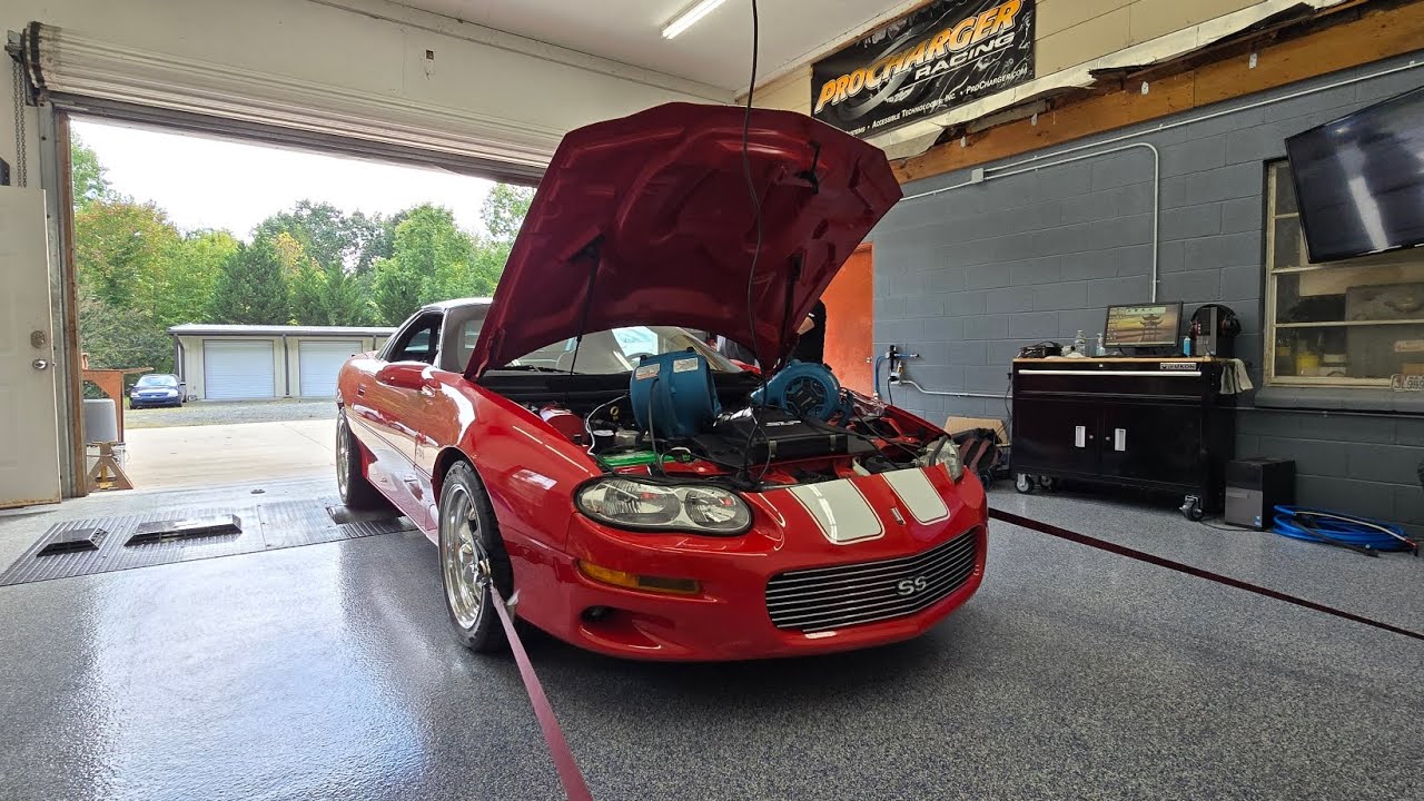 Camaro SS 2000 года демонстрирует распредвал BTR 3 V2 LS1, головки блока цилиндров PRC, впуск FAS...
