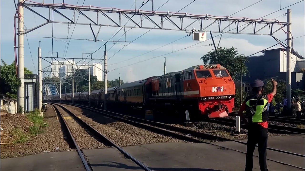 [Momen Langka] Rangkaian Kereta Api Mewah & Lokomotif Merah Biru Livery Perumka Berangkat Bekasi