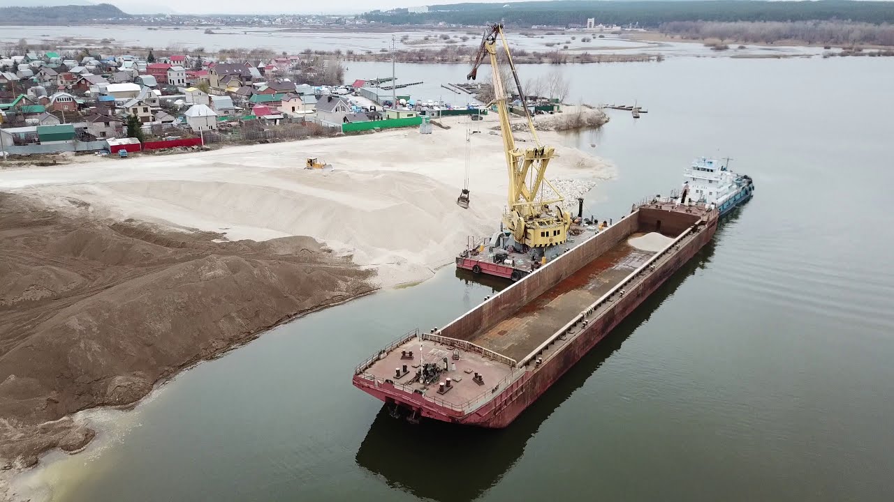 погрузка барж в Сокском карьере