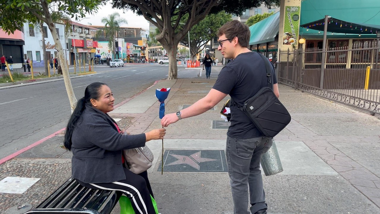 Regalé 50 ROSAS en Tijuana 🌹