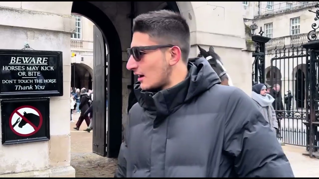 Визит самых гордых мам и пап! #коннаяохрана #турист #бакингемскийдворец #лондон #Великобритания #...