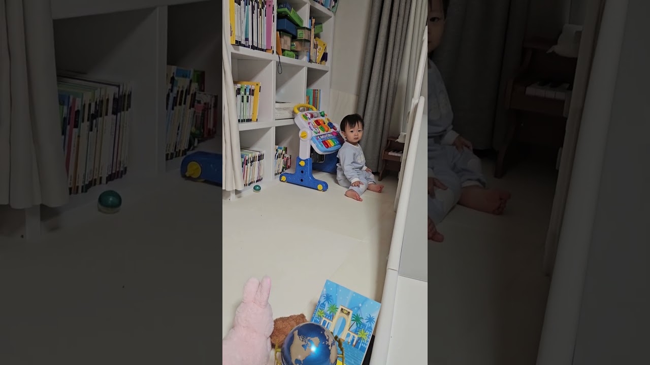 수혁이 춤도 잘 추어요 또 책도 읽어 달래요^^