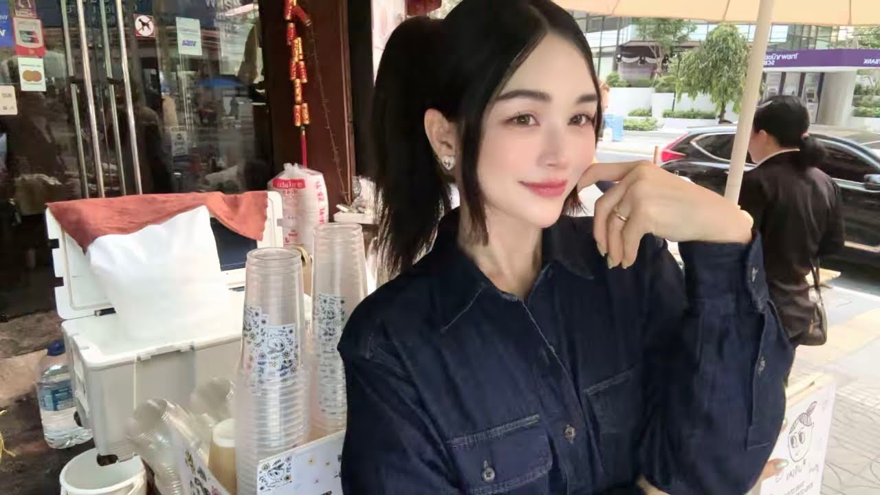 LIVE Street Café - Welcome Family 🤗 Ploysai Coffee Lady in Bangkok Thailand - Thai Street Food