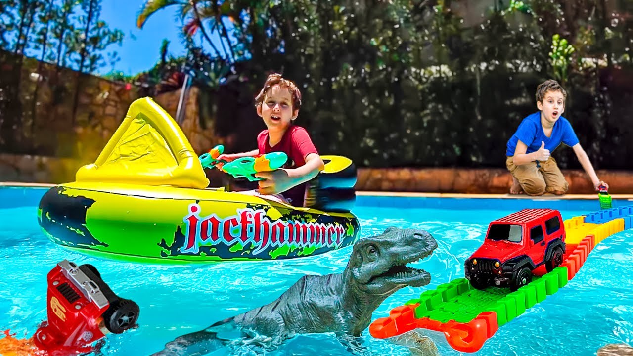 PISTA DE CARRINHOS E GUERRA DE AGUA NA PISCINA 🚗💥