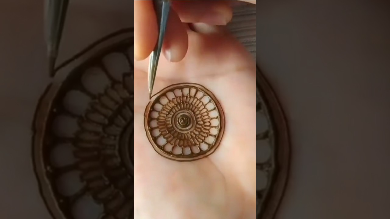 Circle mehndi designs front hand | Easy circle mehndi designs | #mehndi #mehndidesigns #hennatattoo