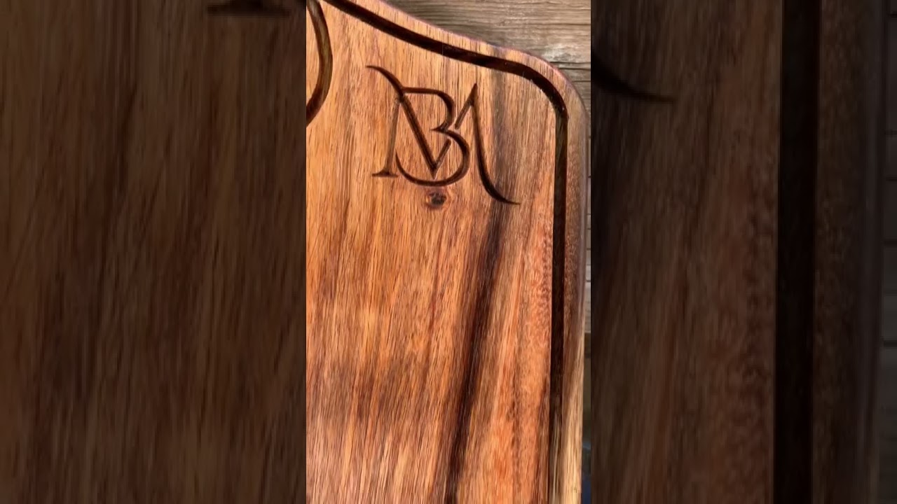 Tabla para picar Personalizada  en Madera de Parota con Logotipo Tallado de Bajo Relieve Profesional