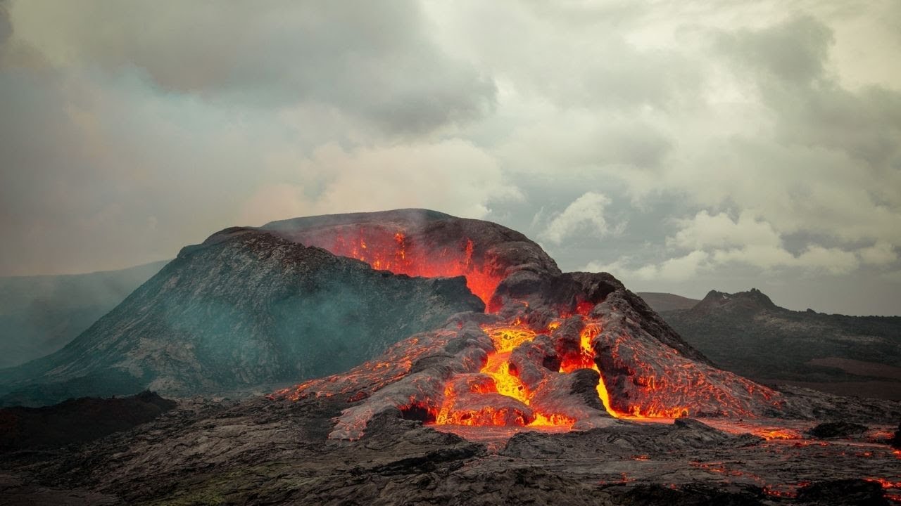 Geologist explains: Lava flow threatens the south-coast road and a farmstead!