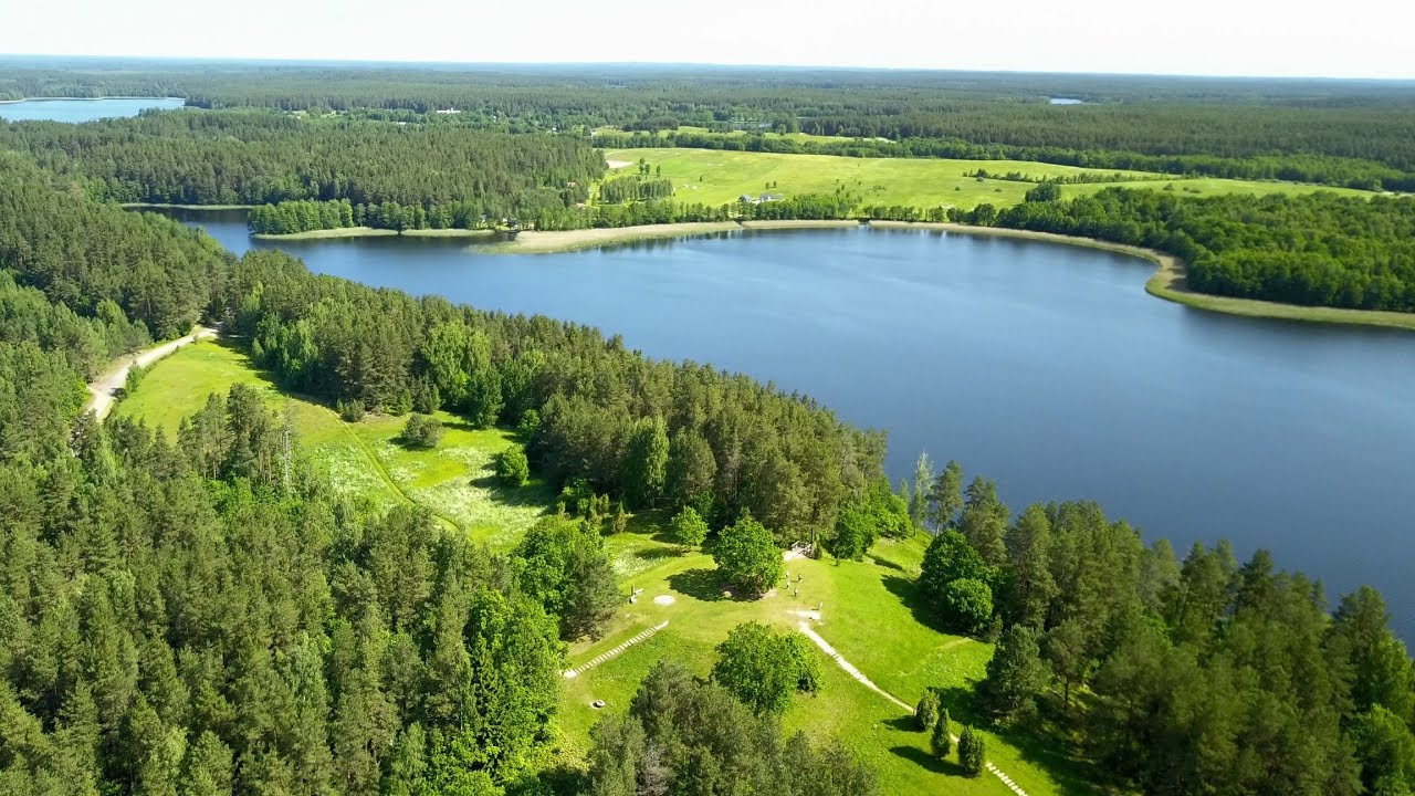 Virš Lietuvos: virš Ladakalnio ir Ginučių piliakalnių, aplinkinių miškų ir ežerų, 4k video Lithuania