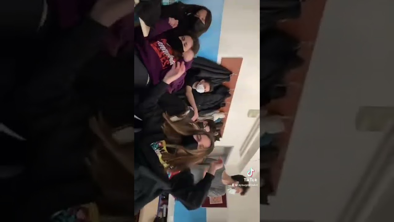 SINIFIN HANDSOMESİNE BAYILAN KIZLAR OYNATT