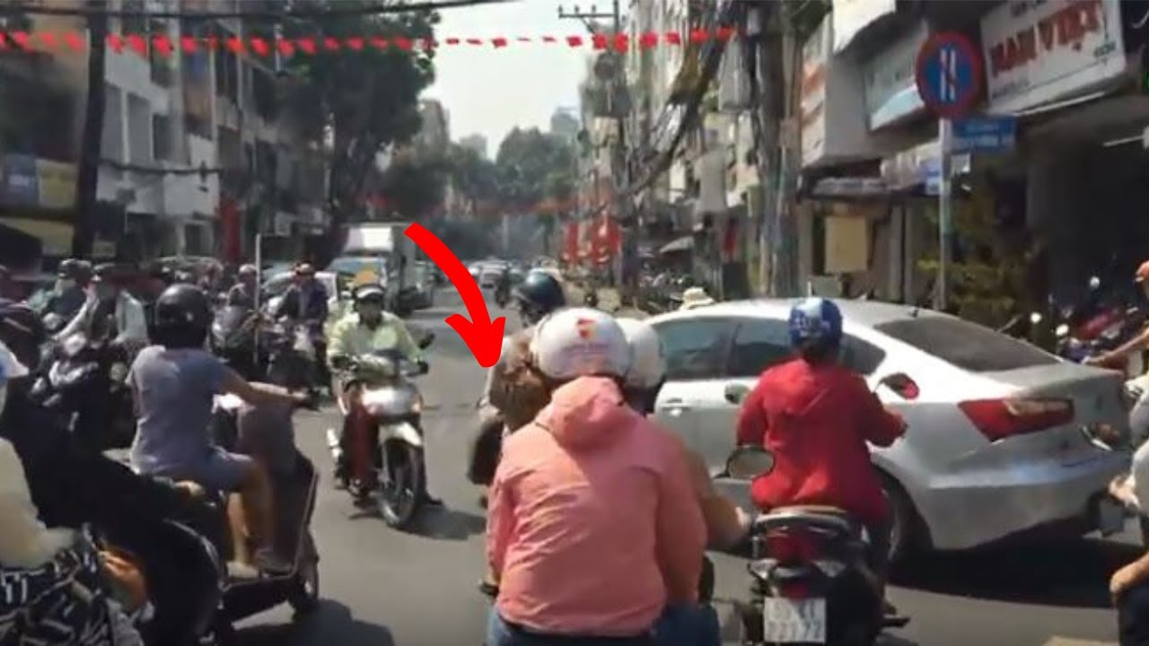 Motorcycle ride in crazy traffic Saigon [Ho Chi Minh City Vietnam 2020] Episode 1