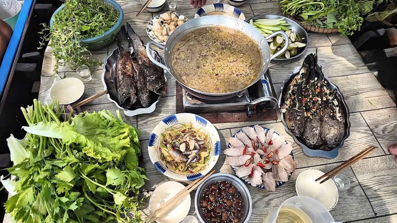 Dỡ Chà Vô Bầy Cá Lóc Nướng Mỡ Hành Cuốn Rau Đồng Ăn Với Lẩu Mắm Cá Chốt Trên Sông Miền Tây 