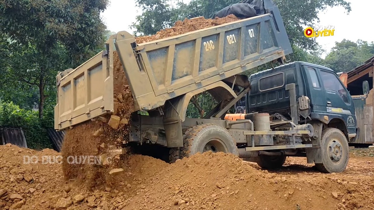 Xe Ôtô tải ben Thaco chở và đổ đất Máy xúc Kobelco 120 múc đất vs Máy xúc Doosan 55 san nốt đổ đất