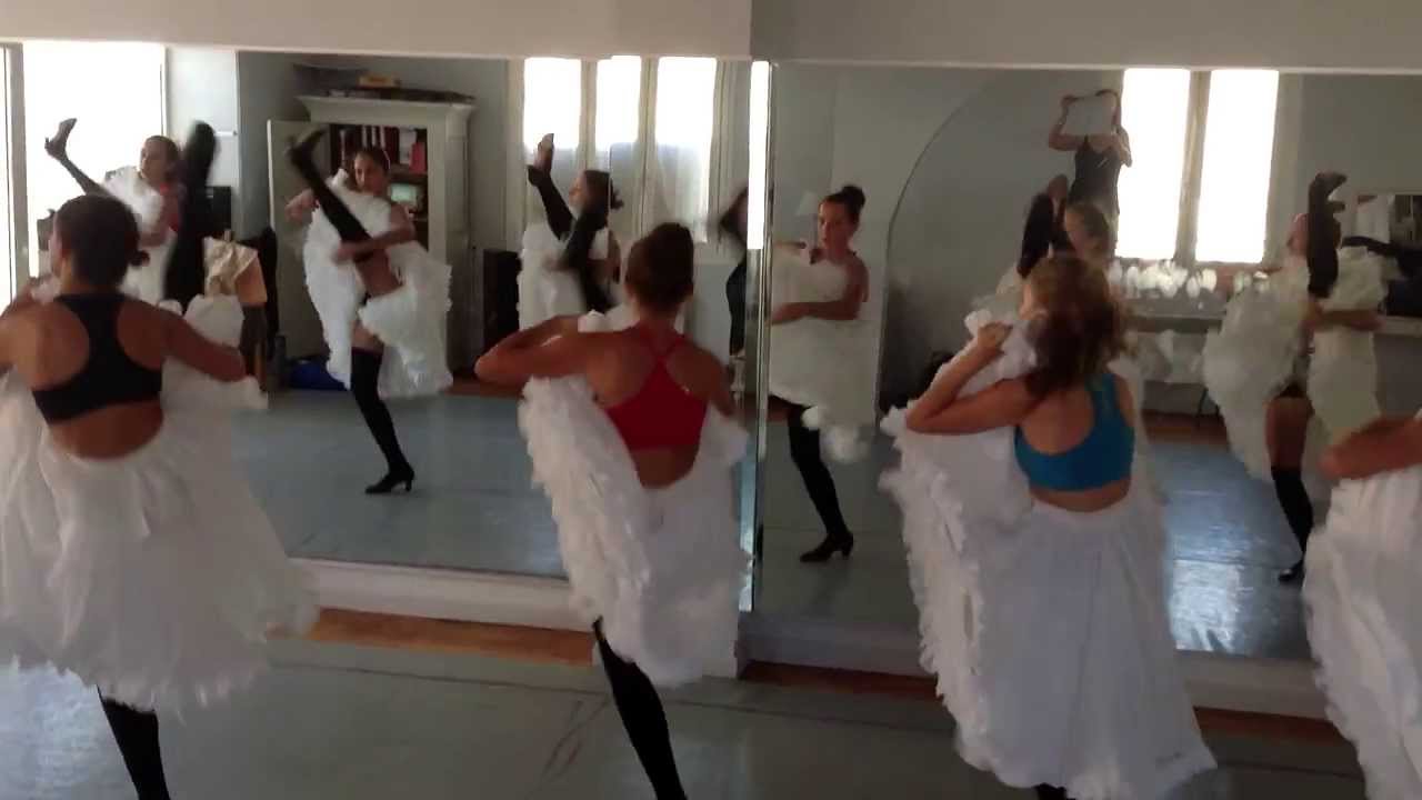 cancan de l'Académie Viviani pour l'Incroyable Cabaret Laure Bontaz et Pierre Marchand