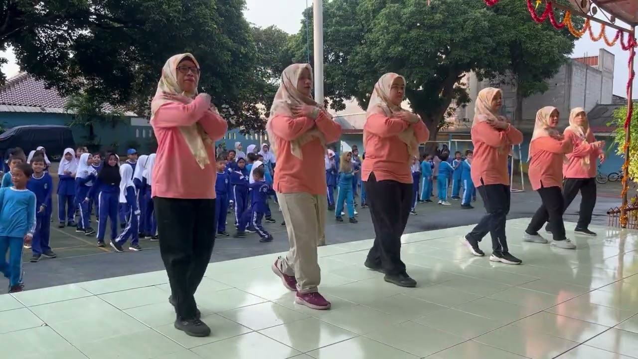 Momen langka Ibu Guru menjadi instruktur senam | SDN Pejaten Timur 05