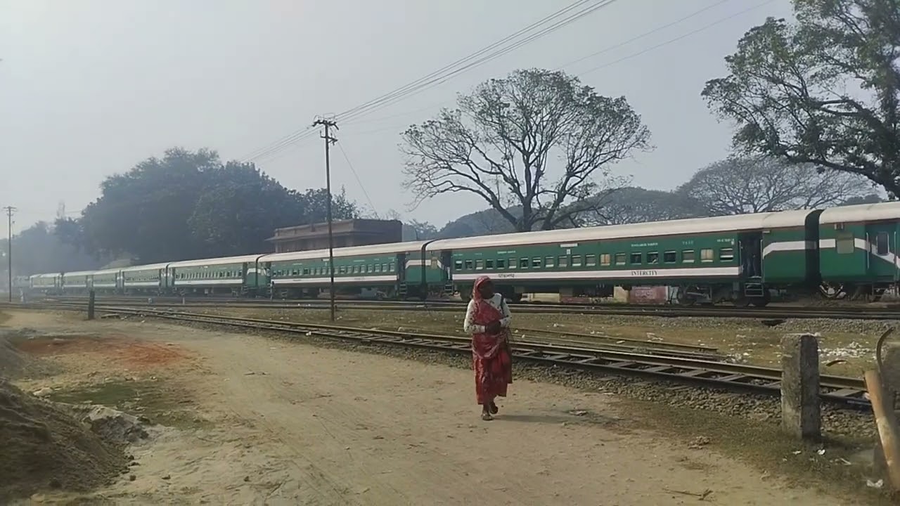 Drutozan Express Train into the station l দ্রুতযান এক্সপ্রেস ট্রেন স্টেশনে প্রবেশ করছে l