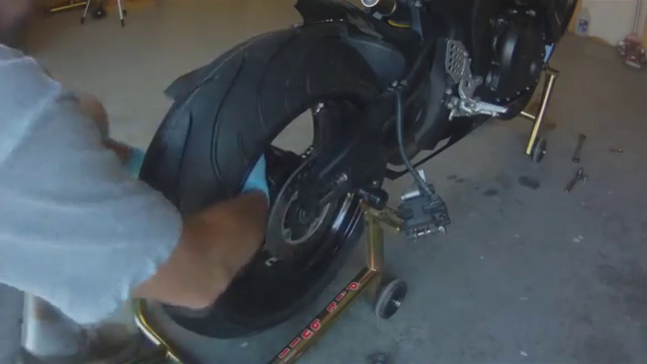 Снятие, замена и установка заднего колеса Honda CBR 1000RR