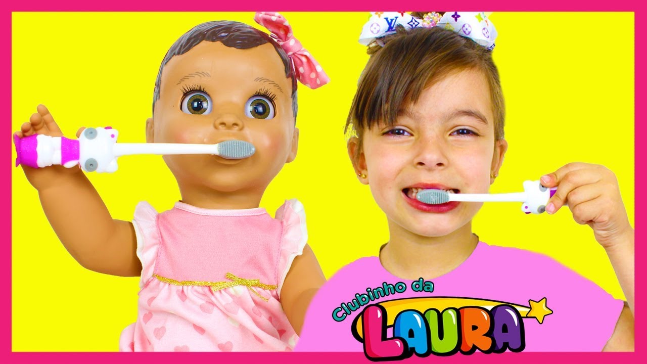 LAURINHA EM HISTORINHA PARA CRIANÇAS COM SUA BONECA - Jéssica Godar e Laurinha e Helena