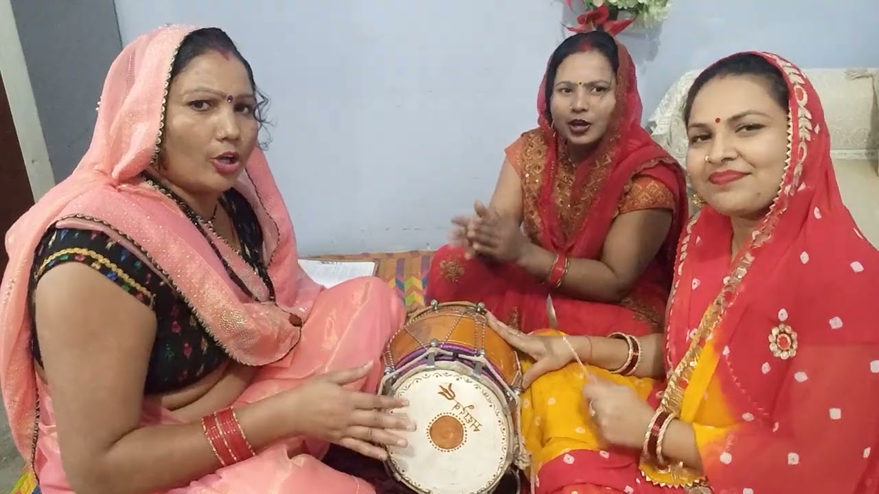 मेरी माँ  का डोला आया जयकारा बोलो गली गली