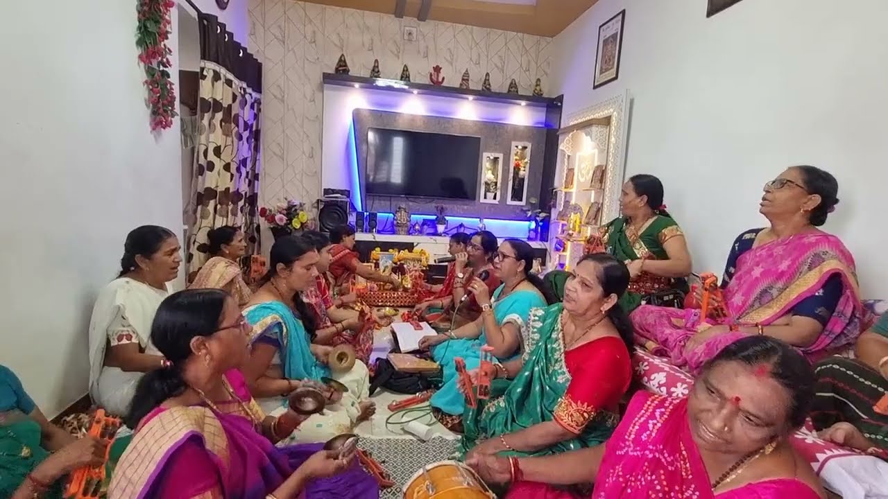 નવરાત્રી મહોત્સવ🌺 આરાસુર બોલાવજો અંબે માં અમારા🌺 લખેલું છે