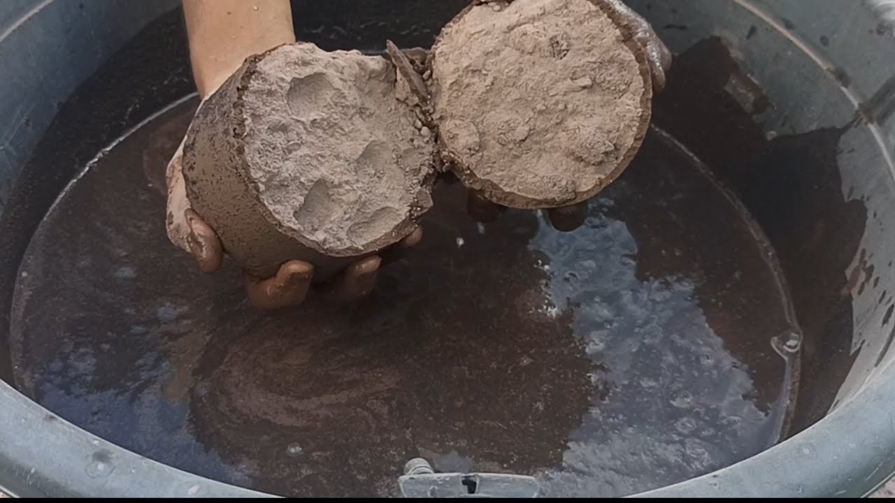 Brown   dirt crumbling water paste play  #cementdirtlover #purecement #reddirt #sandcement#asmr#bts