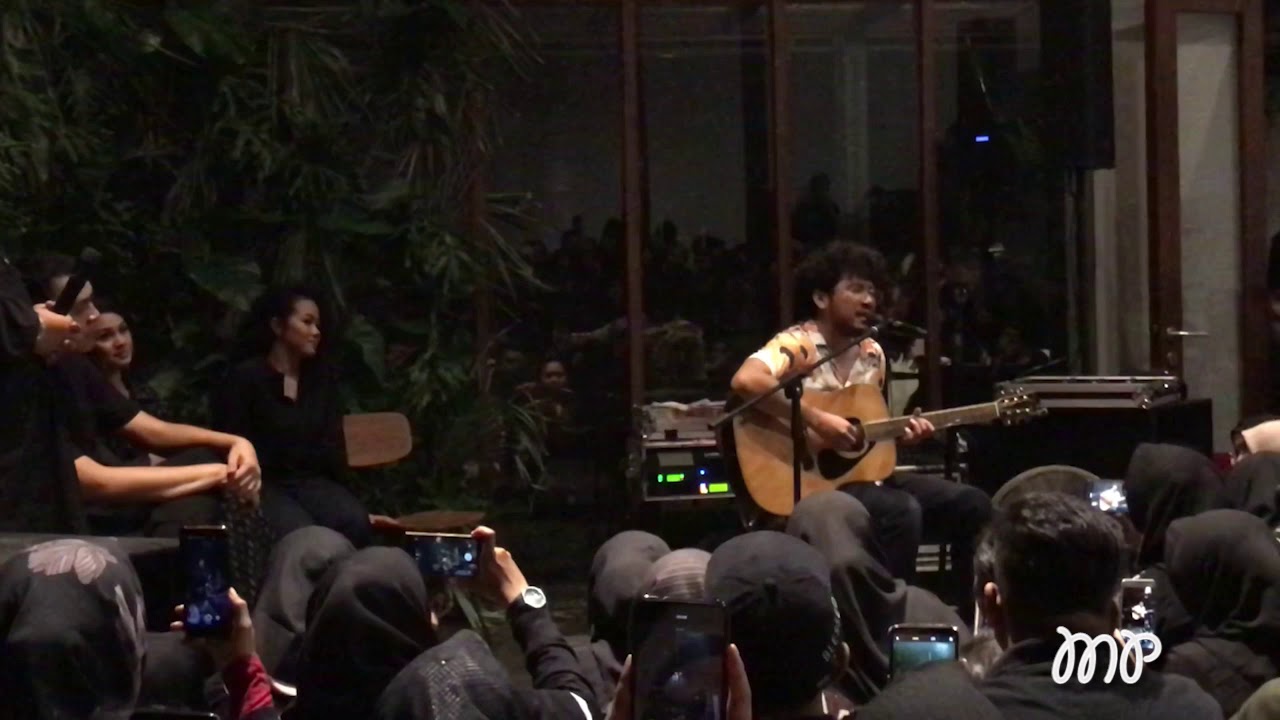 Kunto Aji - Pilu Membiru | LIVE @ Kumpul Teman Tulus 2019