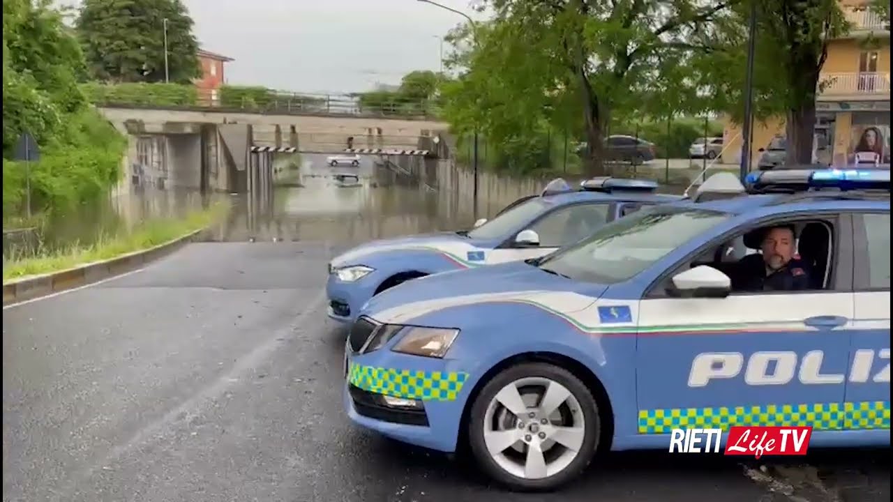 Case, negozi e strade pieni d'acqua: 