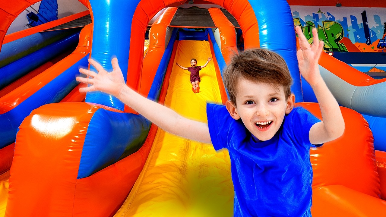 Прыгай, скользи и найди коробки с сюрпризами! 🏰🎉 Челлендж в надувном замке!