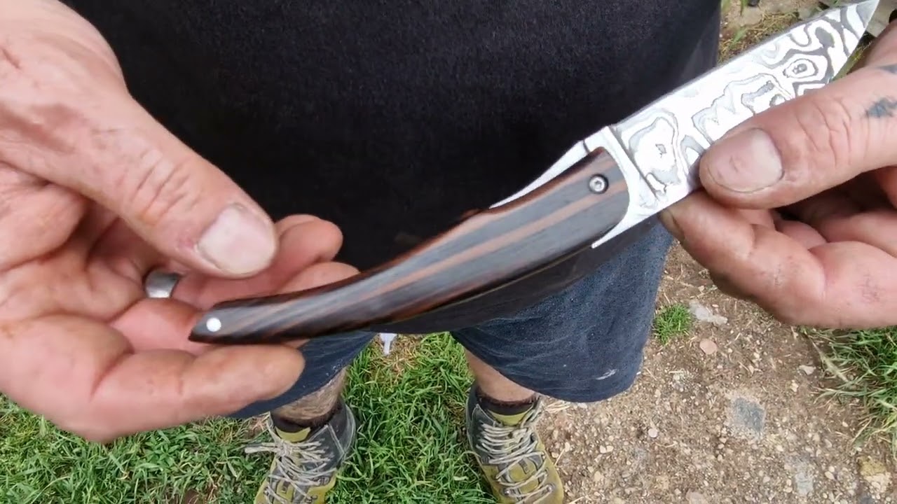 Couteau de Collection Berzerker en damas et son manche en &Eacute;b&egrave;ne de Macassar 100% artisanal