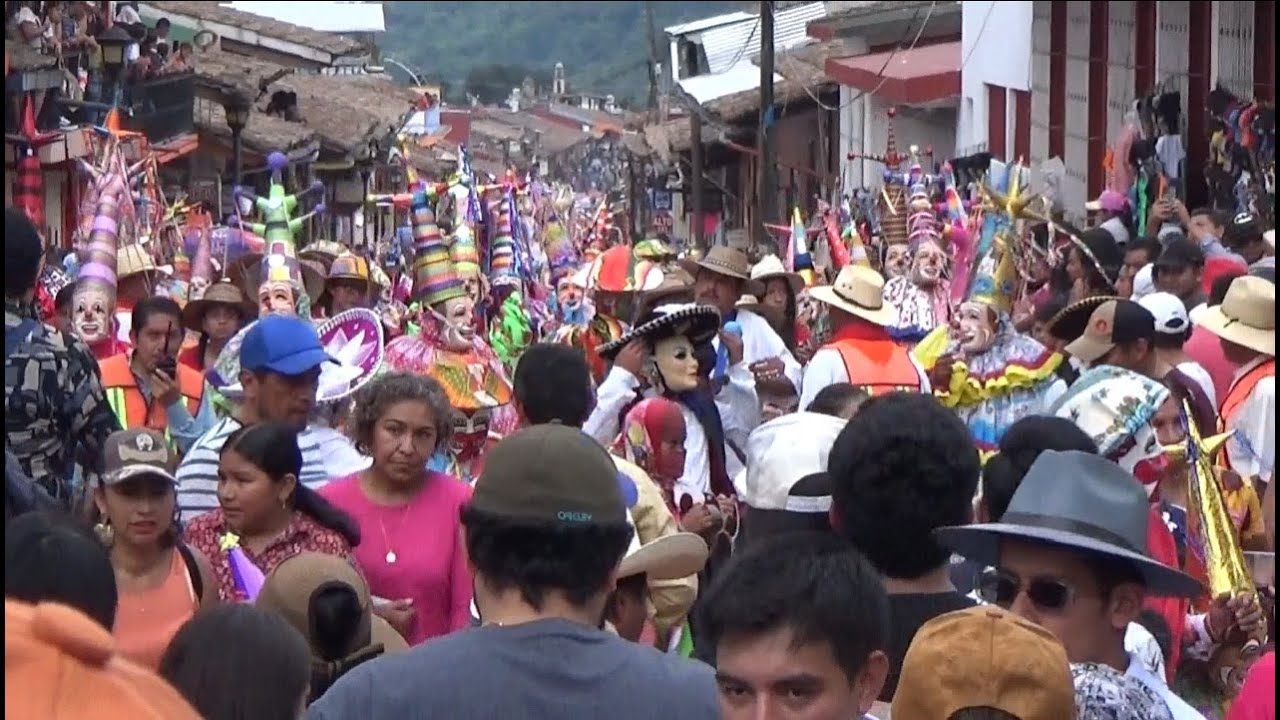 Llegada a la iglesia y subida del arco floral Xico 2023