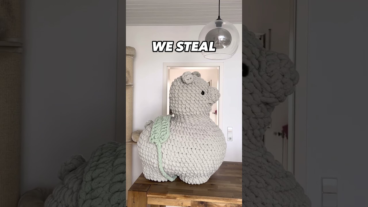 My crochet MEGA ALPACA wants to be a super villain 🦹 🦙 
