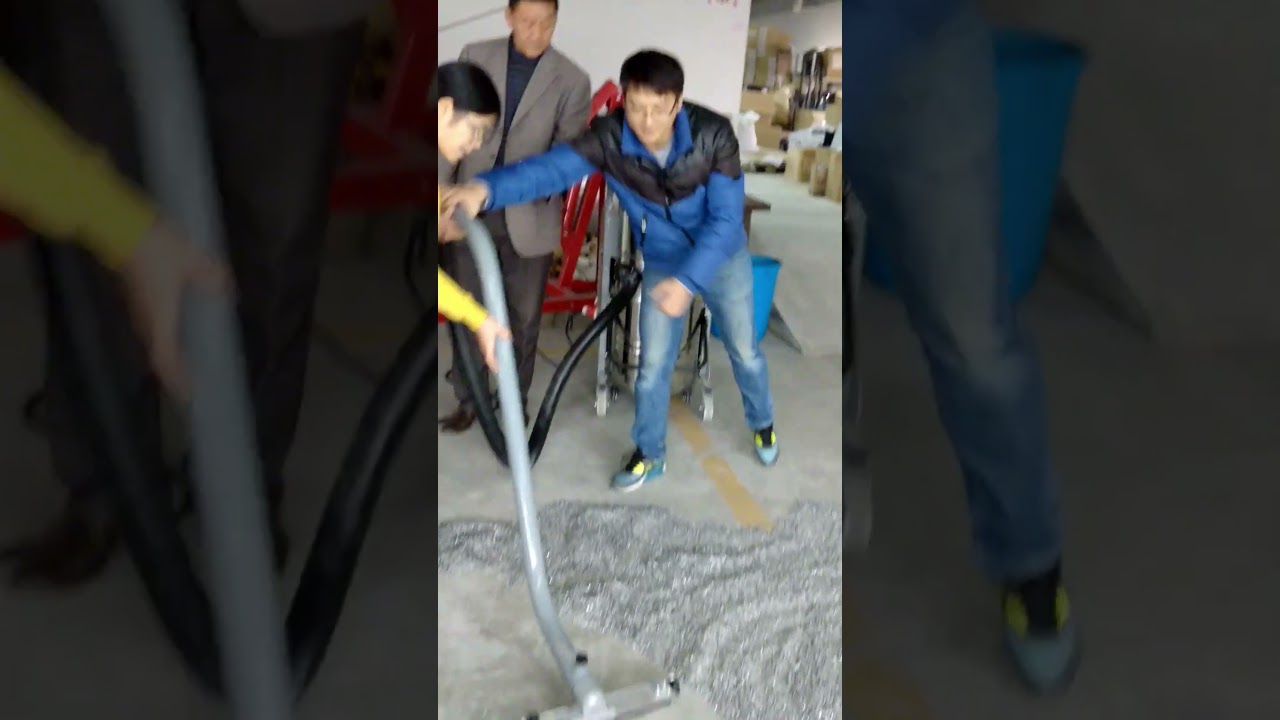 Vacuum cleaner cleaning a large amount of dust cleaning effect show