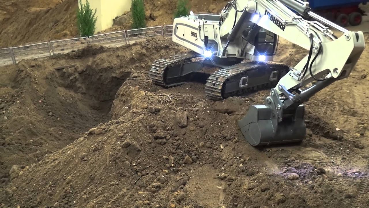 Liebherr 960 SME loading Claas Xerion with Krampe HP20