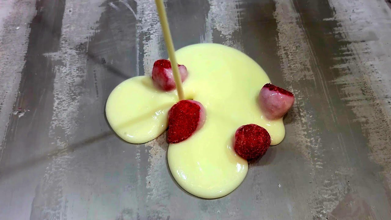 Мороженое на железной тарелке с различными начинками - корейская уличная еда