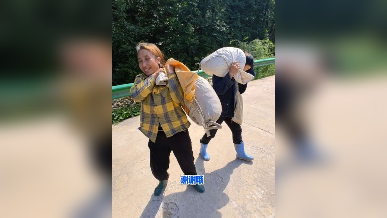 在秦岭大山里蹭饭的途中，遇见两位捡板栗的大姐，顺路捎一段，农民很苦，但却很朴实，很美