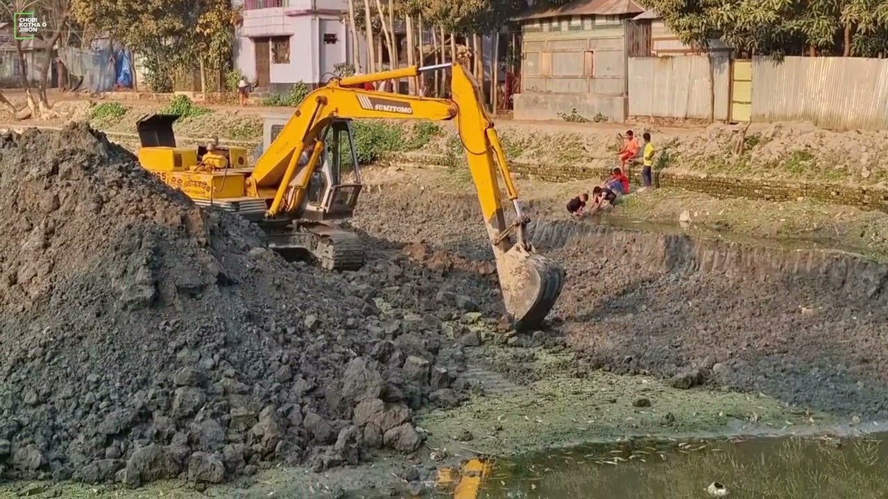 একটি ভেকু/এক্সাবেটর ও অযান্ত্রিক। বাড়ি তৈরি করার প্রথম ধাপ