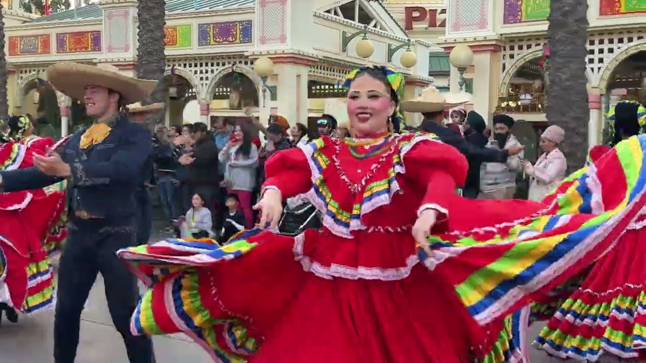Disney ¡Viva Navidad! Street Party