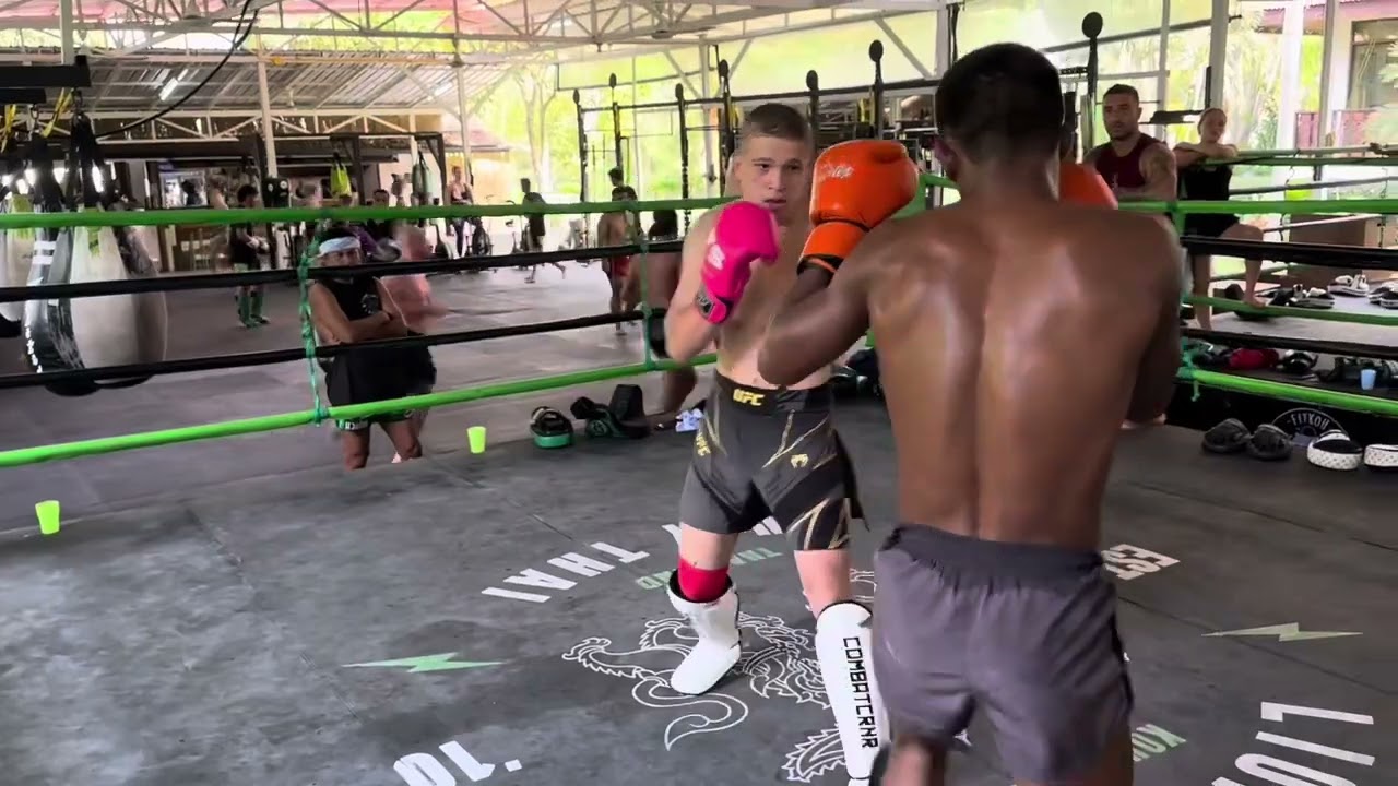 Sparing- Edwin Petrea 15 ani vs Theptaksin 25 luptător ONE