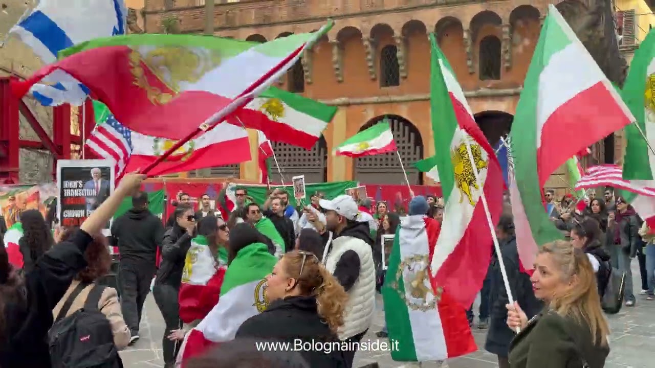 Iraniani manifestano sotto alle due torri di Bologna 