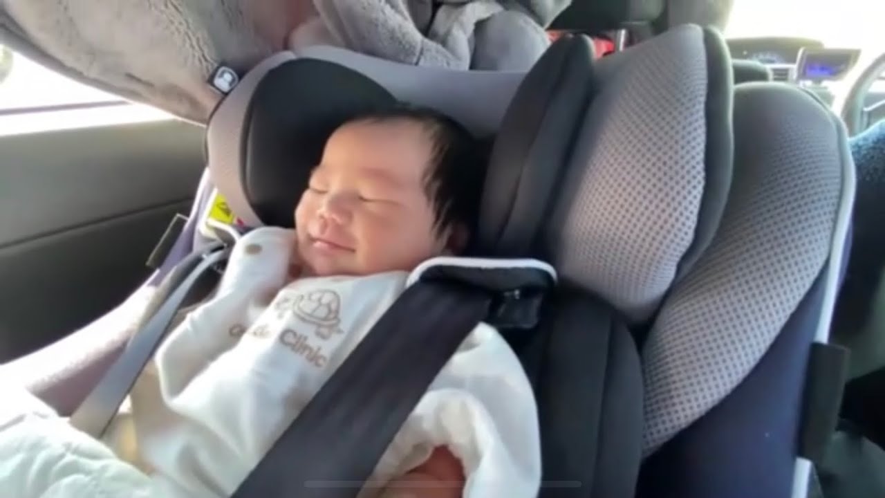 生後6日目の新生児をチャイルドシートに乗せたら、思ったより頭がゆれて不安になった