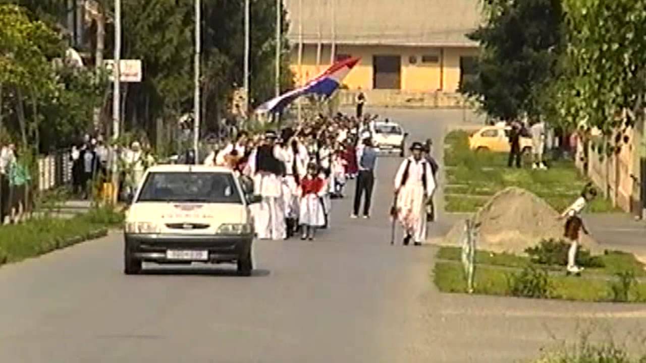 Smotra folklora u Slatini 30.4.1995. -  Mimohod  ulicama grada