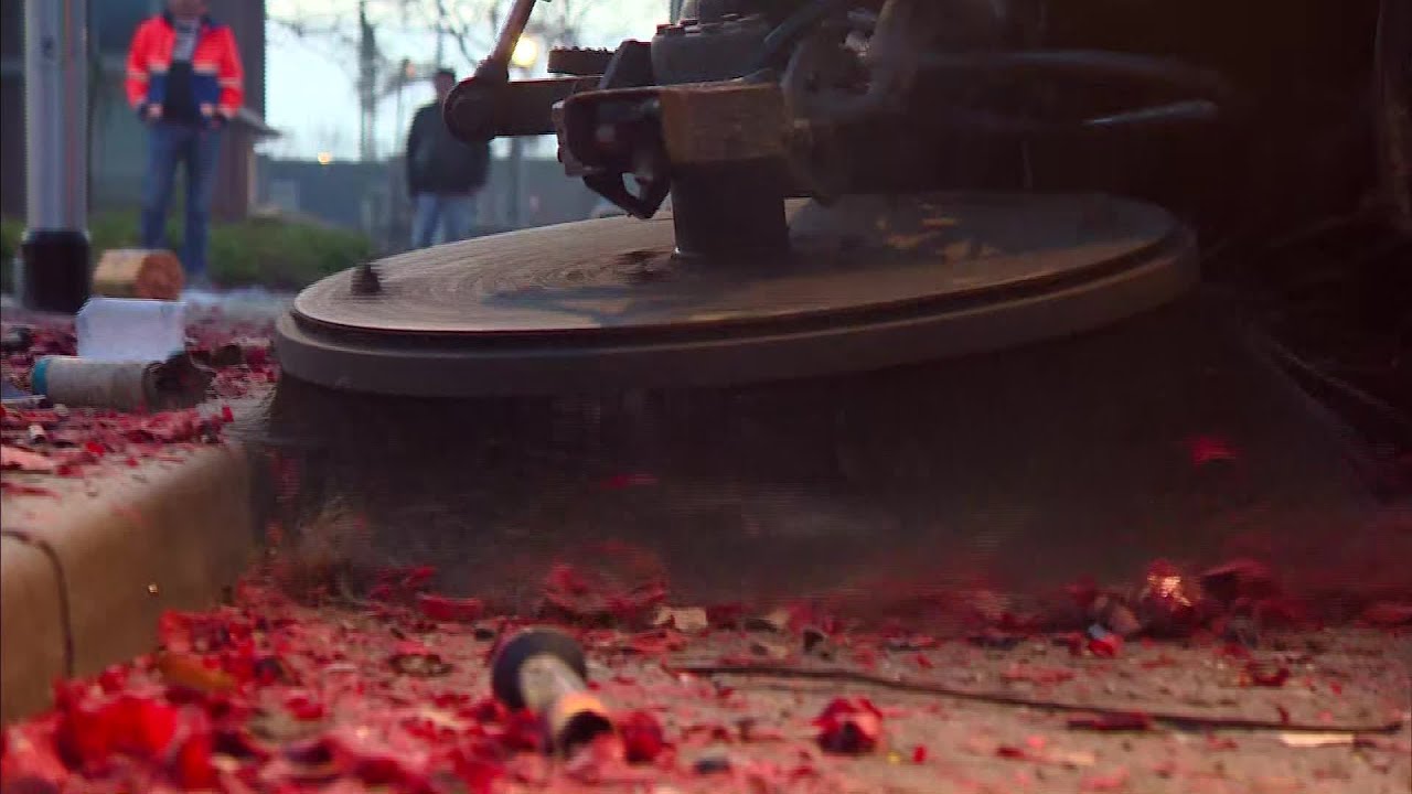 Schoonmakers ontdoen Helmond-West van vuurwerkafval