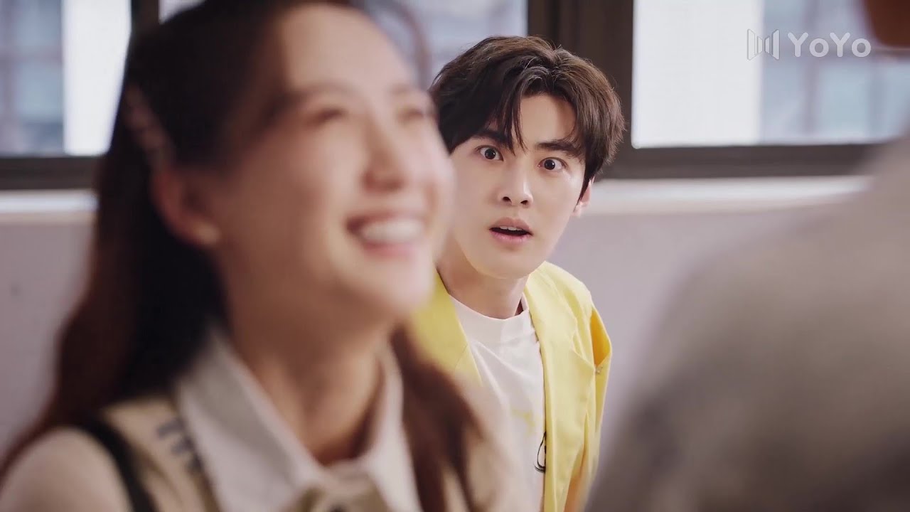 Главная героиня взяла соперницу за руку, а айдол приревновал и случайно поранил руку.