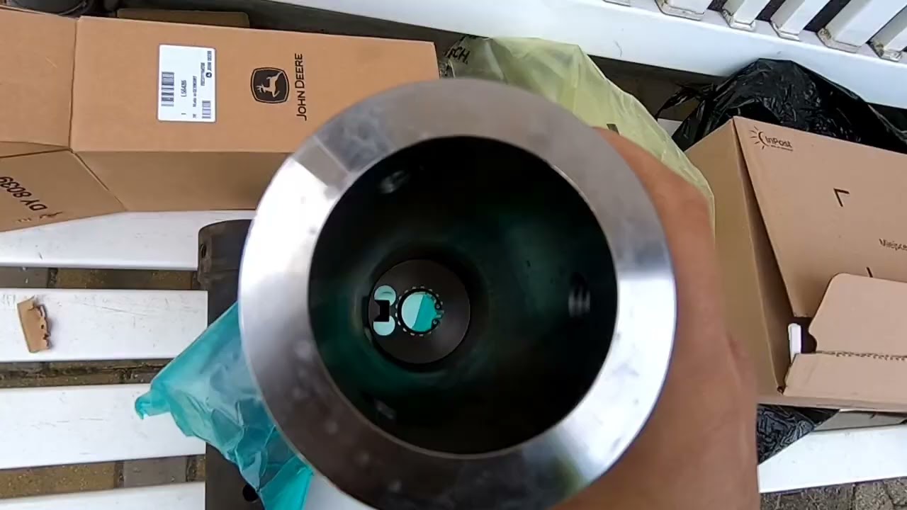 John Deere 1950A - brak hydrauliki, wyrobiony frez wałka napędu pompy