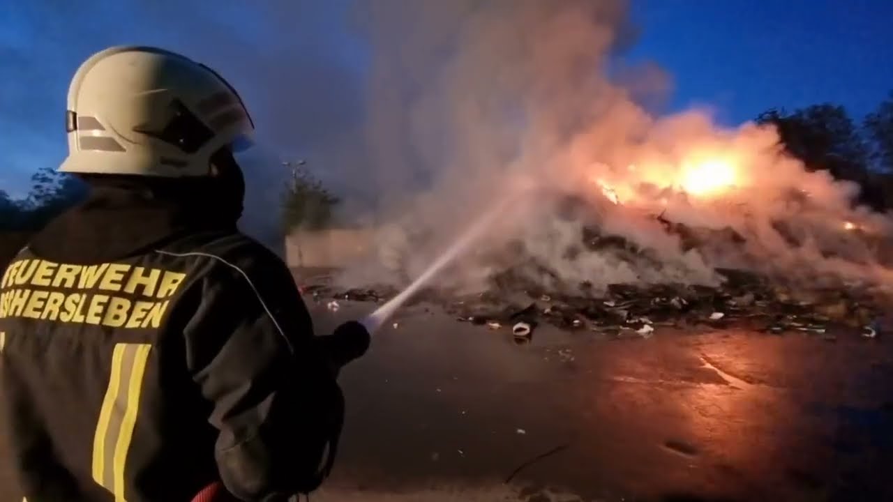 100 Tonnen Hausmüll stehen nahe Aschersleben in Flammen