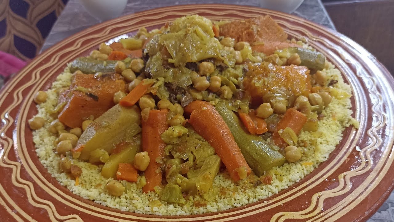 كسكسو الجمعة في متناول الجميع بسيط ولذيذ بلا زواق والبنة لي فيه لا تقاوم