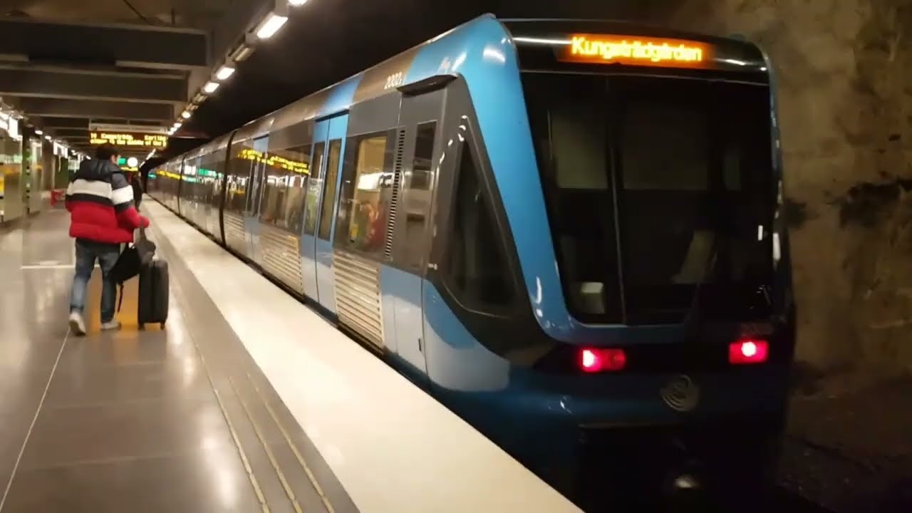 Västra Skogen Tunnelbanestation Med C20 på 🔵 Blå Linjen.